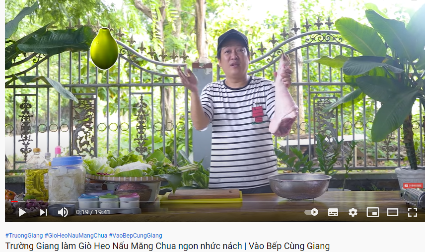 Về phần 'anh cả' Trường Giang vẫn tích cực vào bếp và quay vlog gửi đến người hâm mộ.