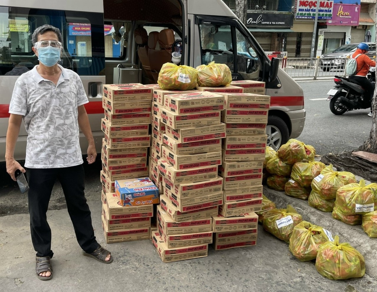Choáng với thực đơn phát quà của nghệ sĩ Việt Hương, số lượng tăng đều, mỗi ngày ít nhất 2 tấn 'Choáng' với thực đơn phát quà của nghệ sĩ Việt Hương, số lượng tăng đều, mỗi ngày ít nhất 2 tấn - ảnh 6