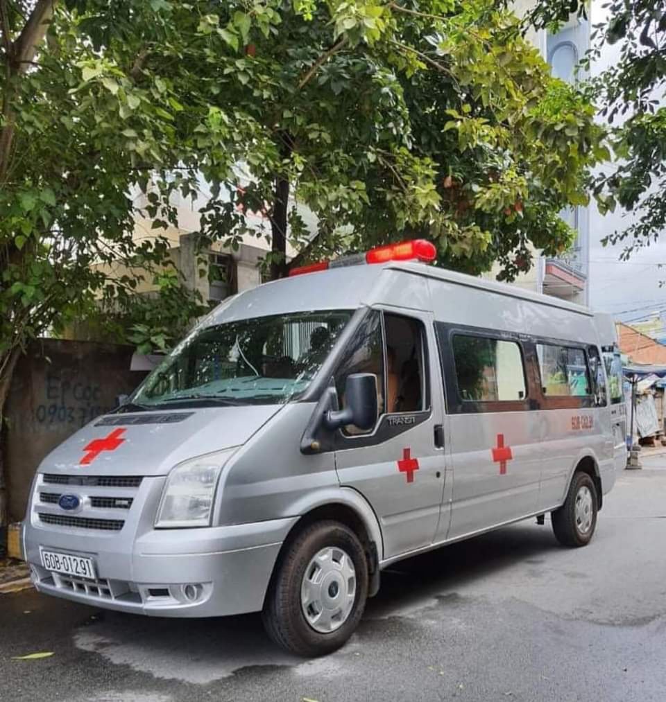 Hình ảnh chiếc xe chở linh cữu người mất được Việt Hương chia sẻ trên trang cá nhân