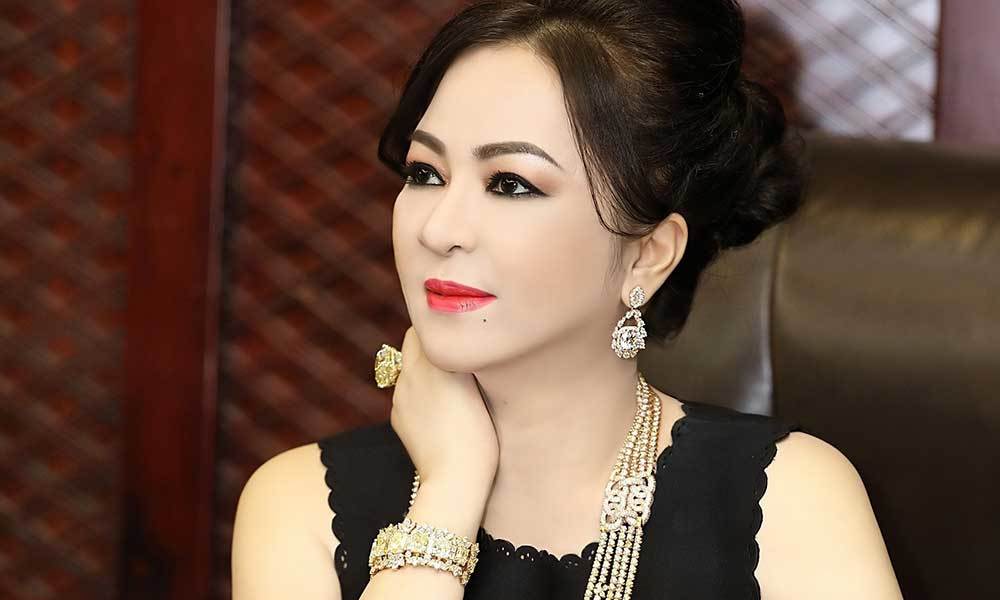 Trong livestream được cho là cuối cùng, bà Nguyễn Phương Hằng điểm mặt nghệ sĩ Việt Hương chuyện từ thiện