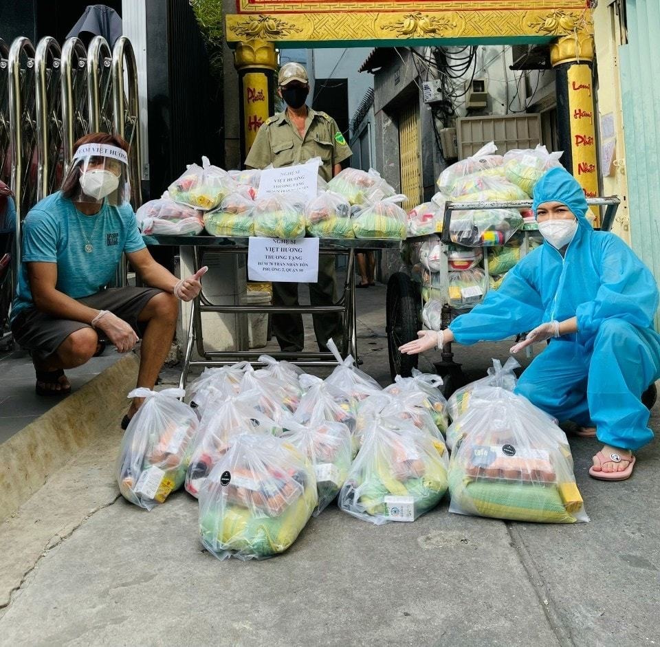 Việt Hương đăng bài phát bánh trung thu từ thiện giữa mùa dịch, anti-fan ùa vào đòi sao kê