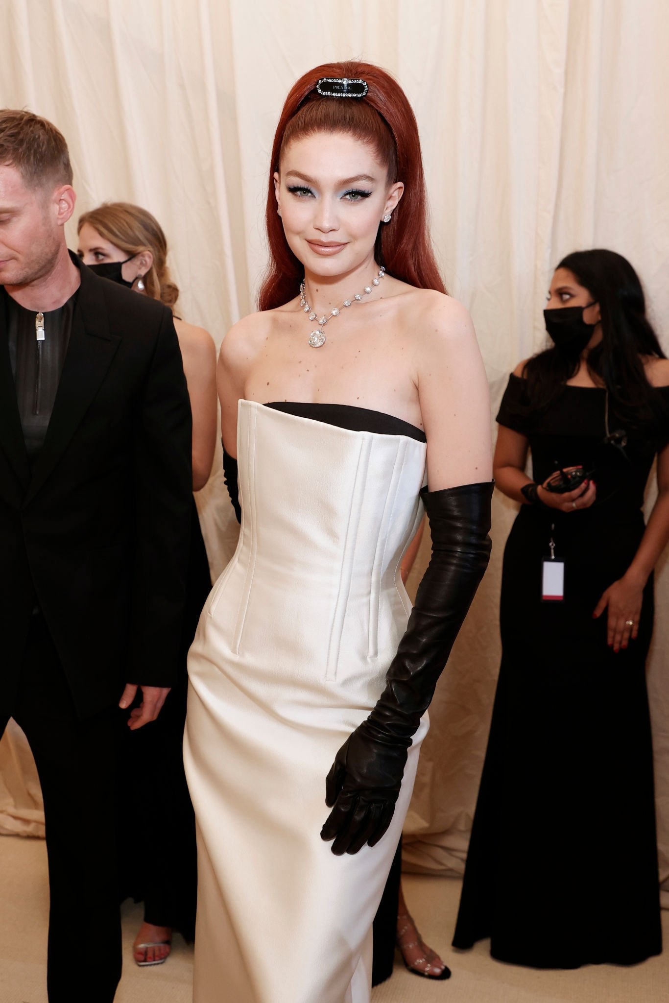 Gigi Hadid cũng góp mặt trong Met Gala với bộ váy ôm sát người khoe dáng sau khi sinh con