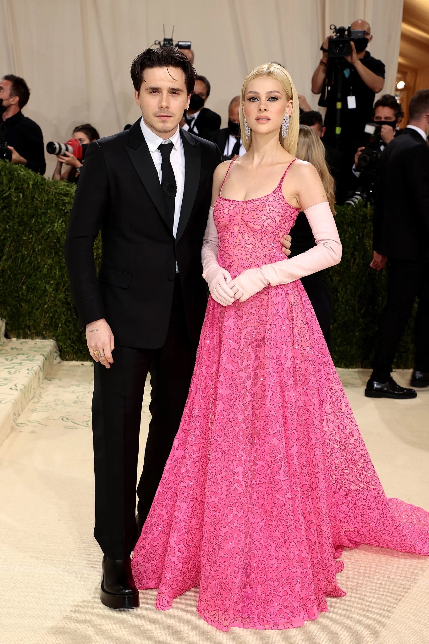 Quý tử nhà Beckham cùng vị hôn thê Nicola Peltz trong mẫu váy Haute Couture của Valentino