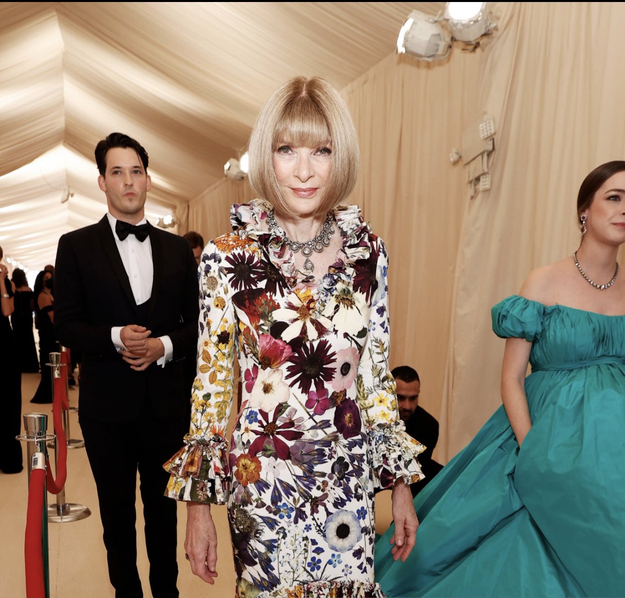 'Bà đầm' Anna Wintour - tổng biên tập tạp chí Vogue, đồng thời là ban chủ trì của Met Gala năm nay với bộ váy hoa đơn giản