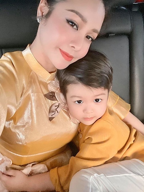 Nhật Kim Anh bật khóc vì quá lâu chưa được gặp con trai: Nếu con ở bên ba và hạnh phúc thì mẹ vẫn ở đây chờ Nhật Kim Anh đã giành được quyền nuôi con từ tháng 03/2021 nhưng đến hiện tại hai mẹ con vẫn chưa được đoàn tụ.