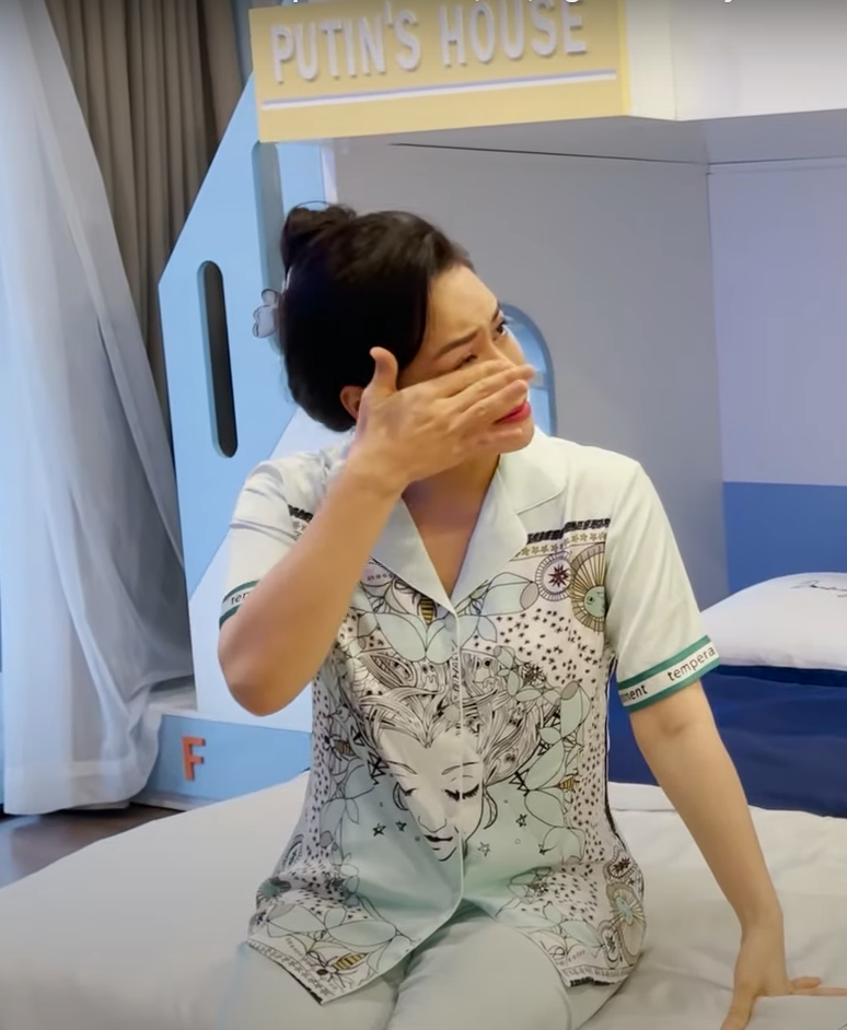 Nhật Kim Anh bật khóc vì quá lâu chưa được gặp con trai: Nếu con ở bên ba và hạnh phúc thì mẹ vẫn ở đây chờ Nhật Kim Anh bật khóc khi nhắc đến việc chưa thể gặp con sau thời gian dài.