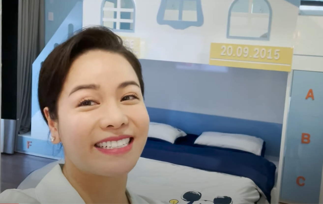 Nhật Kim Anh bật khóc vì quá lâu chưa được gặp con trai: Nếu con ở bên ba và hạnh phúc thì mẹ vẫn ở đây chờ Nhật Kim Anh chia sẻ căn phòng được thiết kế riêng làm quà sinh nhật cho con trai.