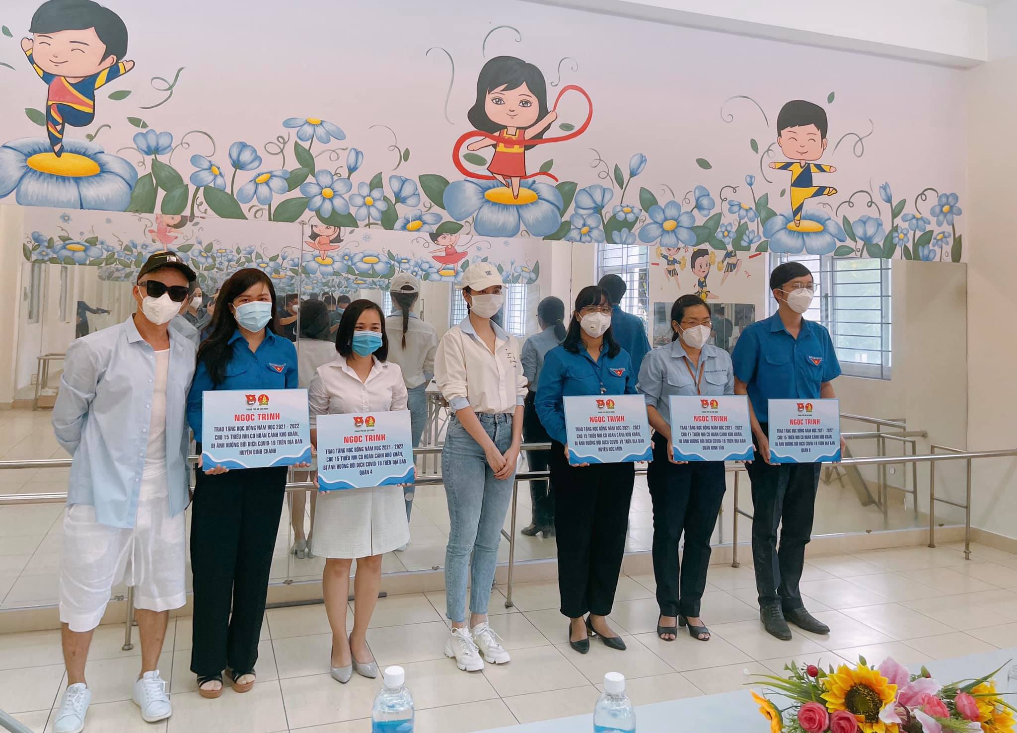 Ngọc Trinh trao tặng hơn 70 suất học bổng năm học mới cho trẻ em mồ côi vì dịch bệnh Dù không chia sẻ tổng giá trị 73 suất học bổng nhưng nhiều người cho rằng số tiền đằng sau quả thật không nhỏ!