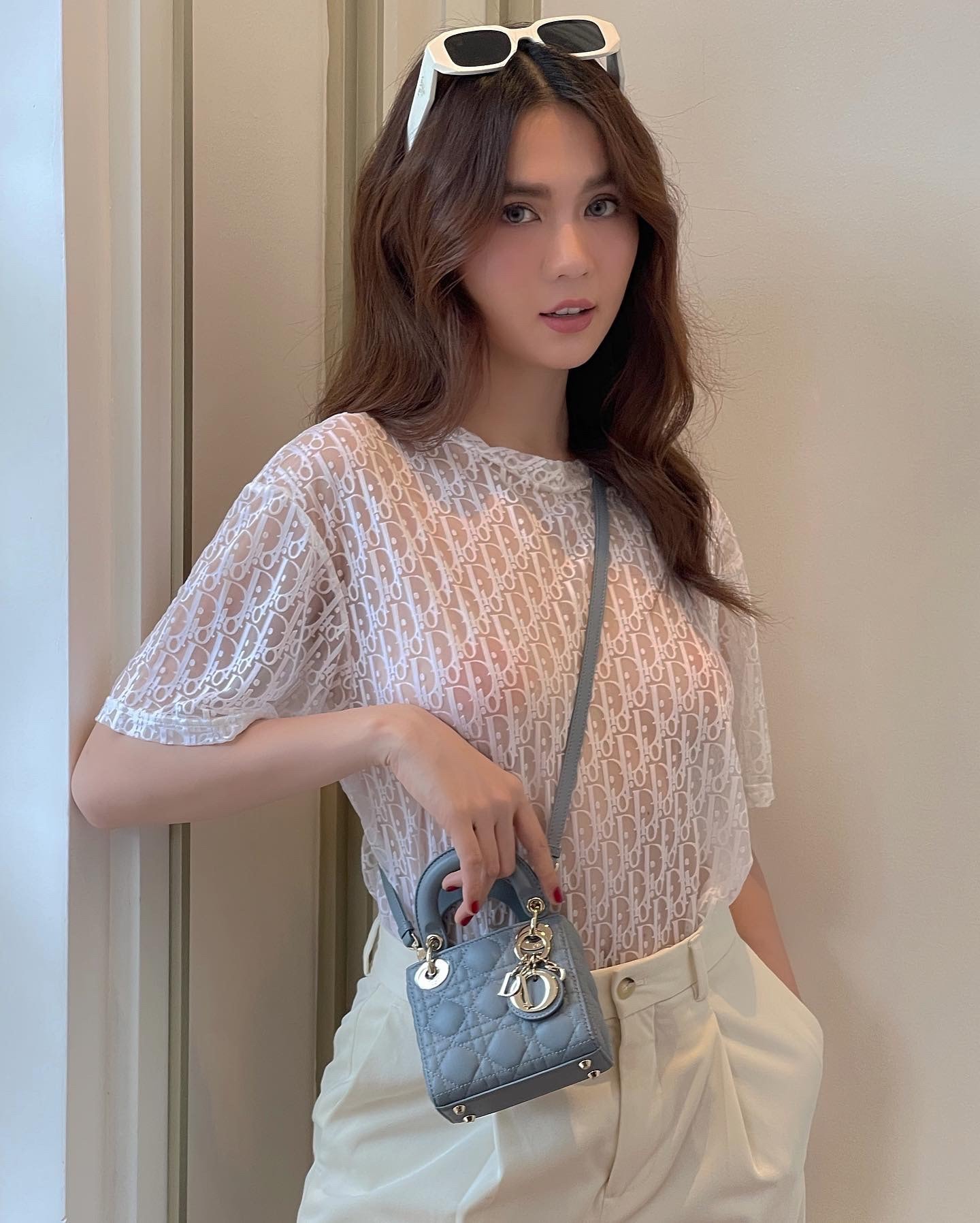 Ngọc Trinh trao tặng hơn 70 suất học bổng năm học mới cho trẻ em mồ côi vì dịch bệnh 'Nữ hoàng nội y' ghi điểm trong mắt công chúng bằng hành động ý nghĩa và nhân văn.