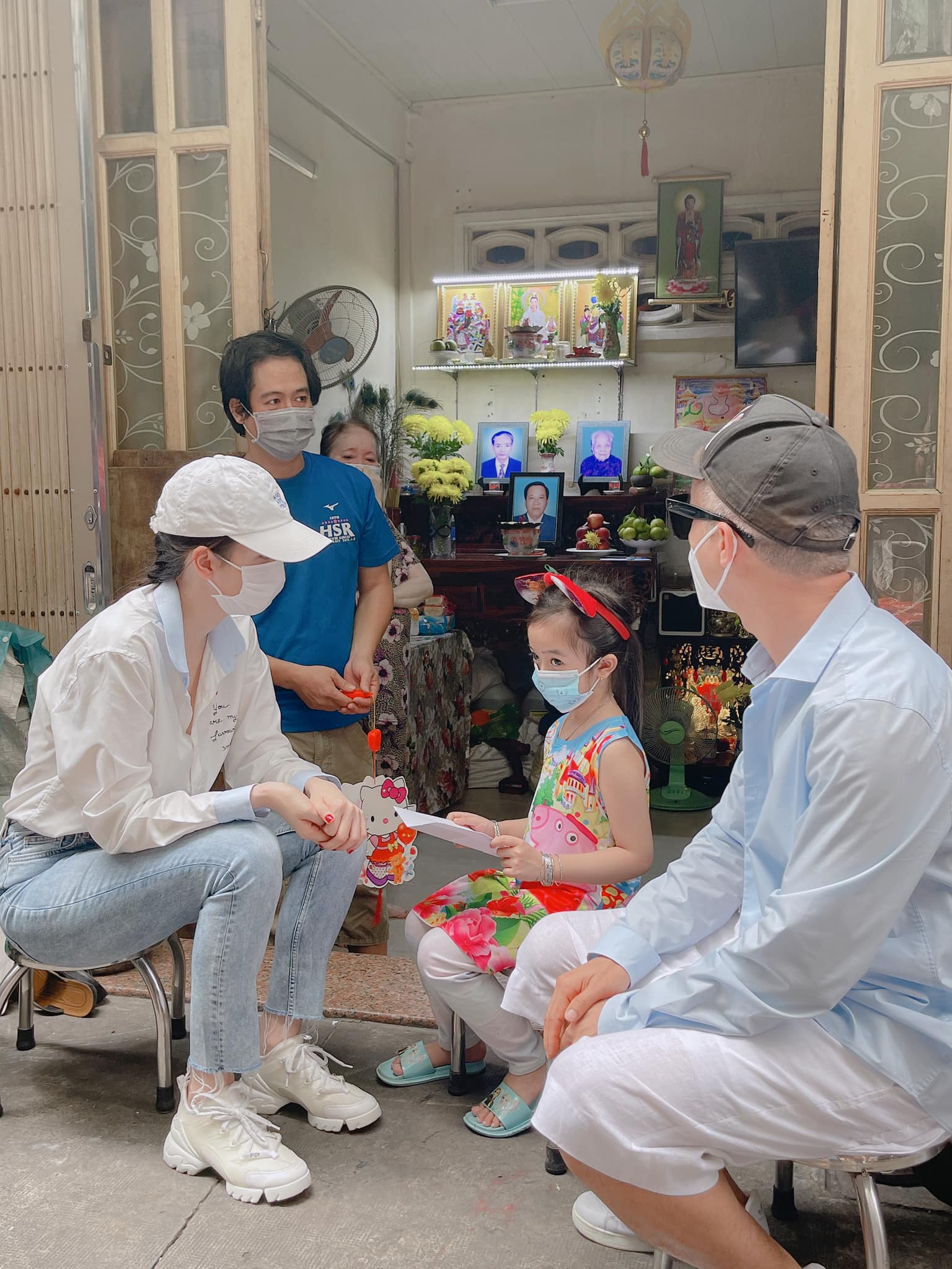 Ngọc Trinh trao tặng hơn 70 suất học bổng năm học mới cho trẻ em mồ côi vì dịch bệnh Sự giúp đỡ kịp thời vào đúng dịp đặc biệt - ngày Tết thiếu nhi của Ngọc Trinh giúp các em có thêm động lực và niềm vui Trung thu trọn vẹn hơn.