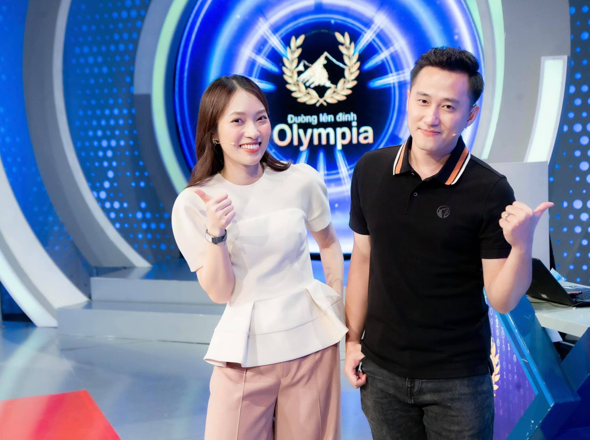 Hình ảnh Khánh Vy bên cạnh MC Ngọc Huy chuẩn bị cho Đường lên đỉnh Olympia mùa thứ 22