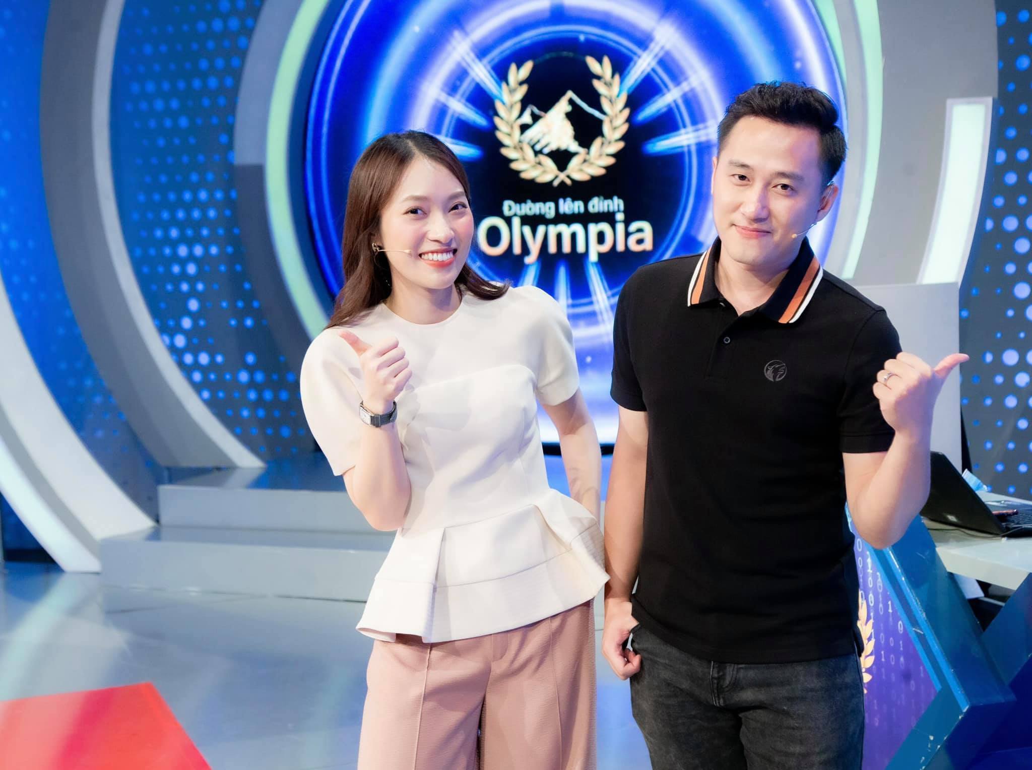 Gương mặt trẻ Khánh Vy được lựa chọn để đảm nhiệm vị trí dẫn dắt cùng MC Ngọc Huy trong chương trình Đường lên đỉnh Olympia.