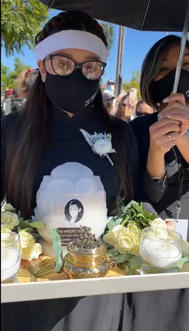 Hình ảnh Wendy ôm tro cốt của mẹ trong ngày tang lễ khiến người xem bùi ngùi