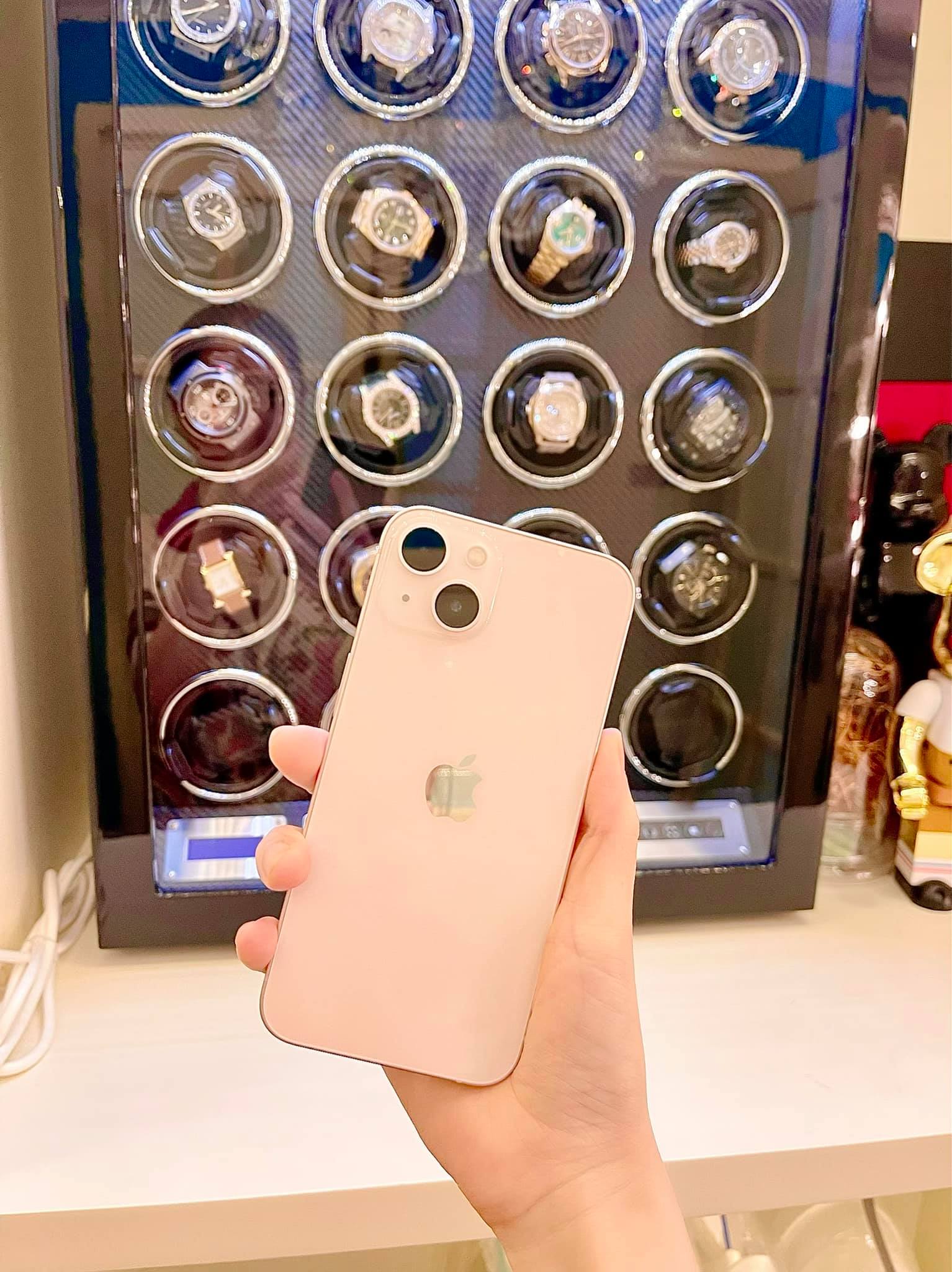 Nữ đại gia là một trong số những chủ nhân đầu tiên sở hữu chiếc Iphone 13 Promax màu hồng tại Việt Nam.