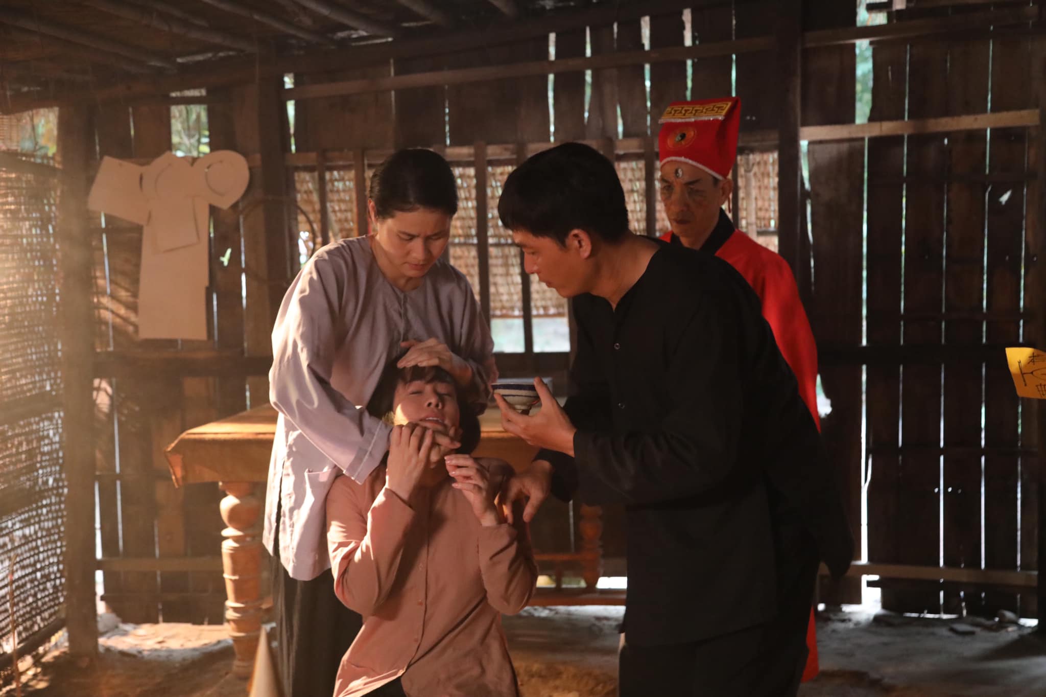 Nhật Kim Anh mang bầu, bị cắt tóc, 'làm nhục'  trong phim mới  'Lưới trời' - ảnh 6