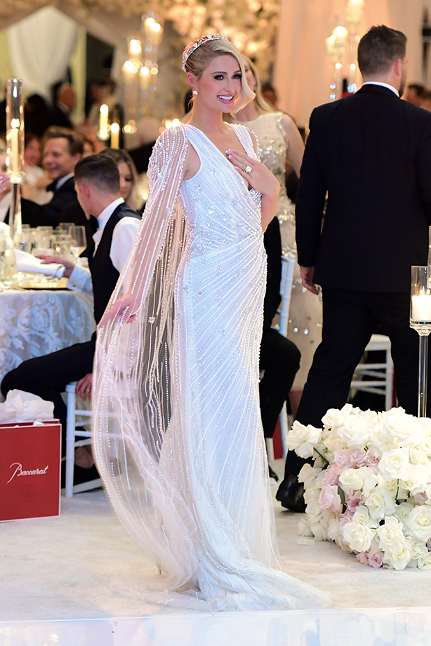 Ngoài chiếc váy cưới chính của Oscar de la Renta, Paris Hilton còn thay thêm 3 bộ váy khác lộng lẫy không kém