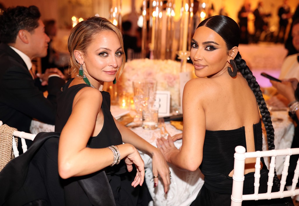 Kim Kardashian cùng Nicole Richie trong tiệc cưới của Paris Hilton