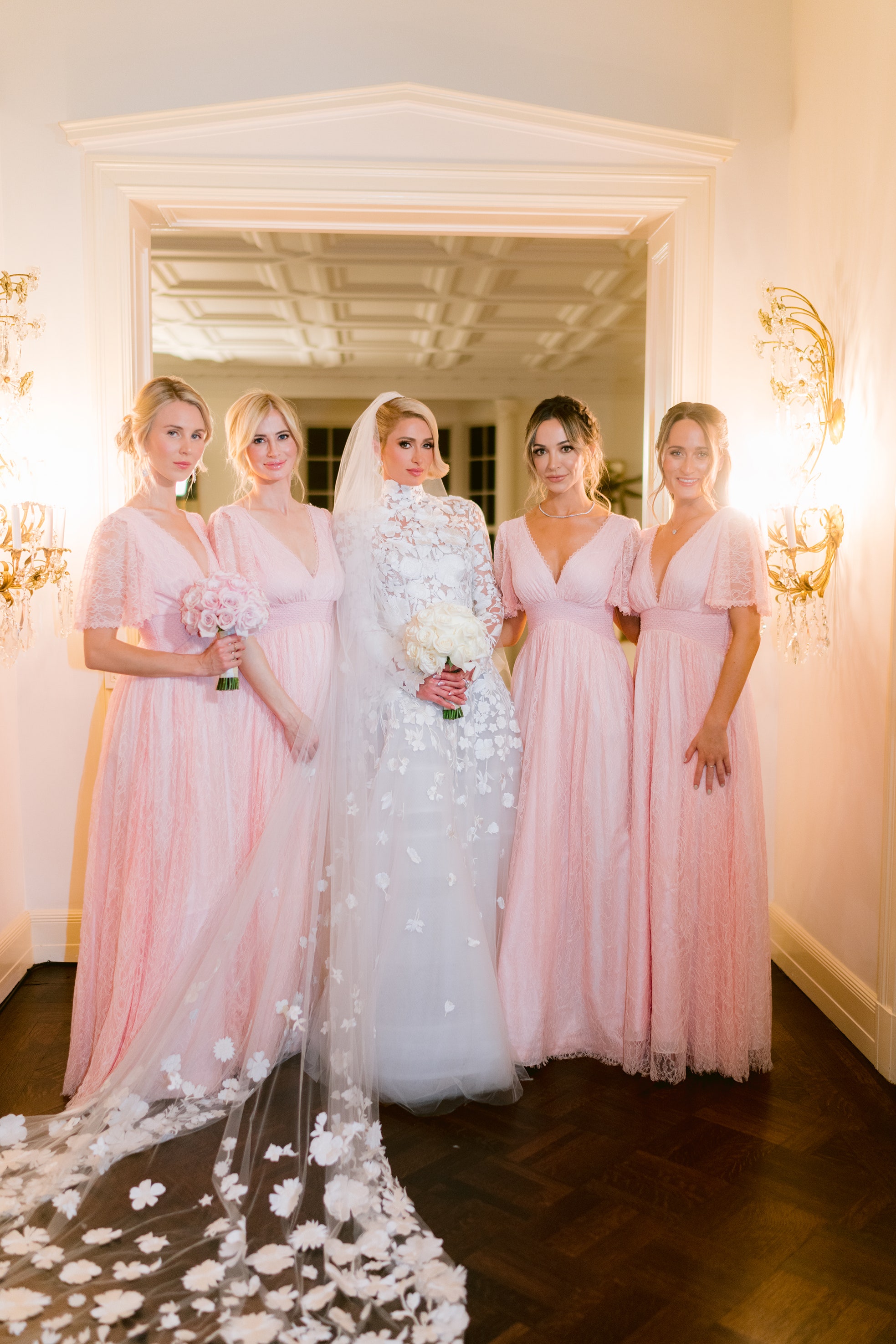 Paris Hilton có đến 4 nàng phù dâu nổi tiếng
