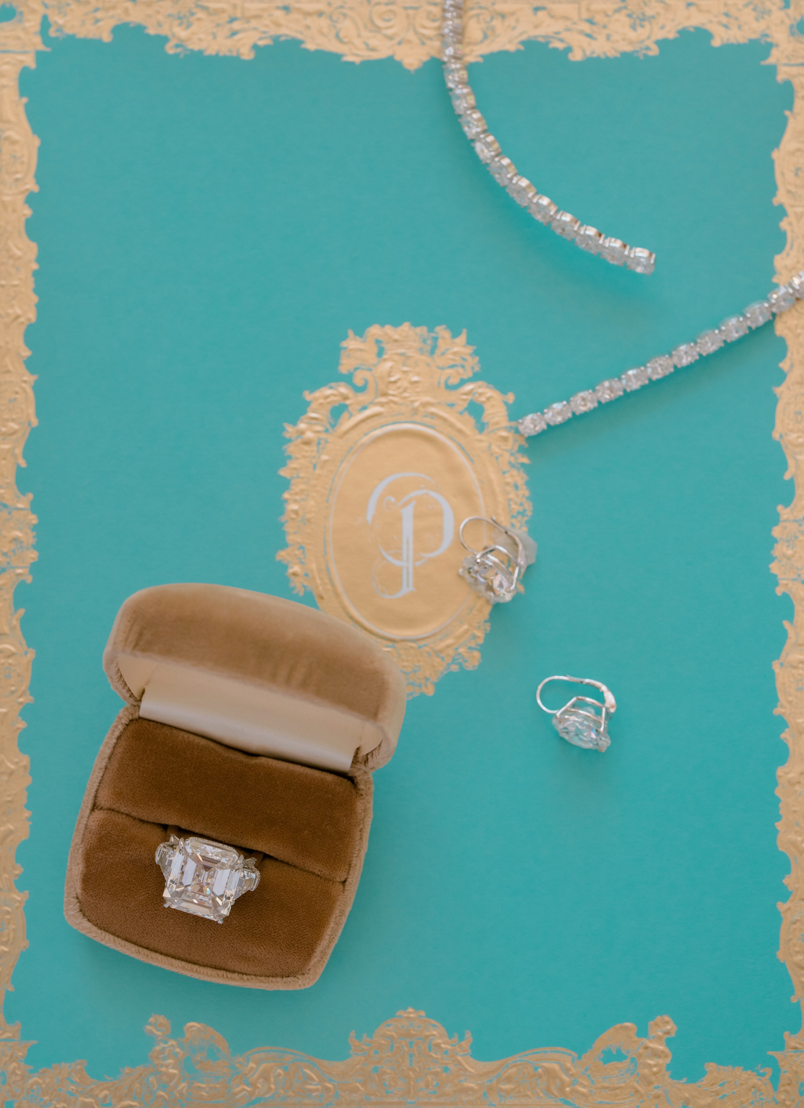 Chiếc nhẫn kim cương đính hôn do đích thân nghệ nhân nhà Cartier lừng danh cắt kiểu với tổng chi phí lên đến 2 triệu USD