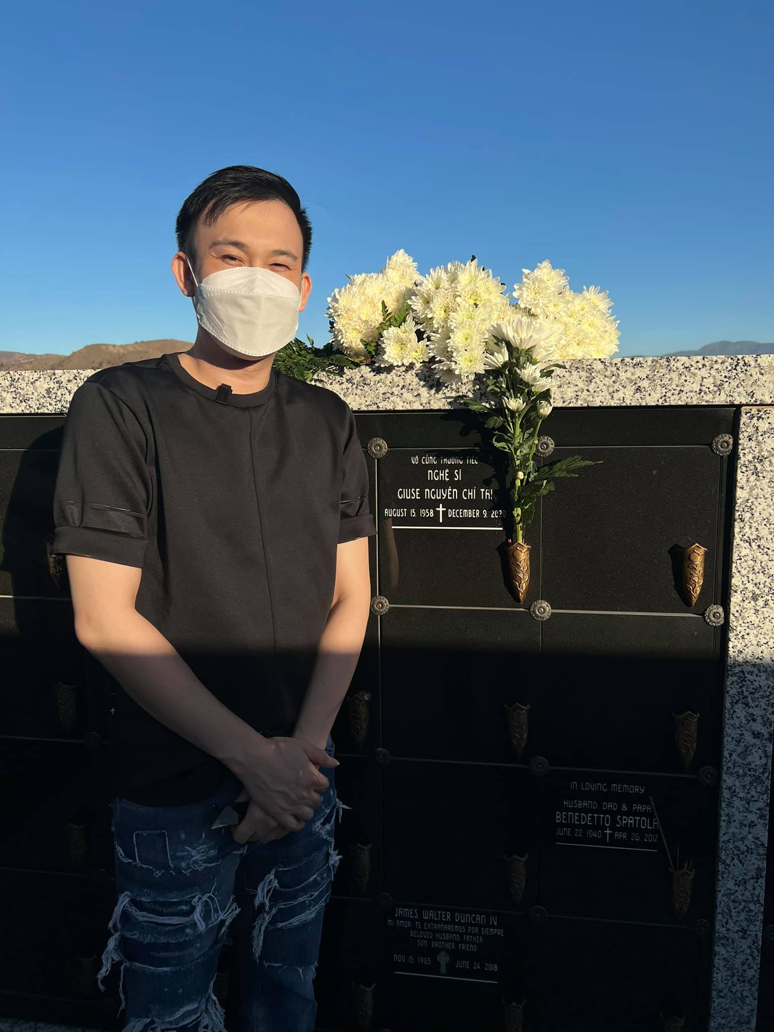 Hình ảnh Dương Triệu Vũ đến thăm mộ cố nghệ sĩ Chí Tài vào ngày hôm qua