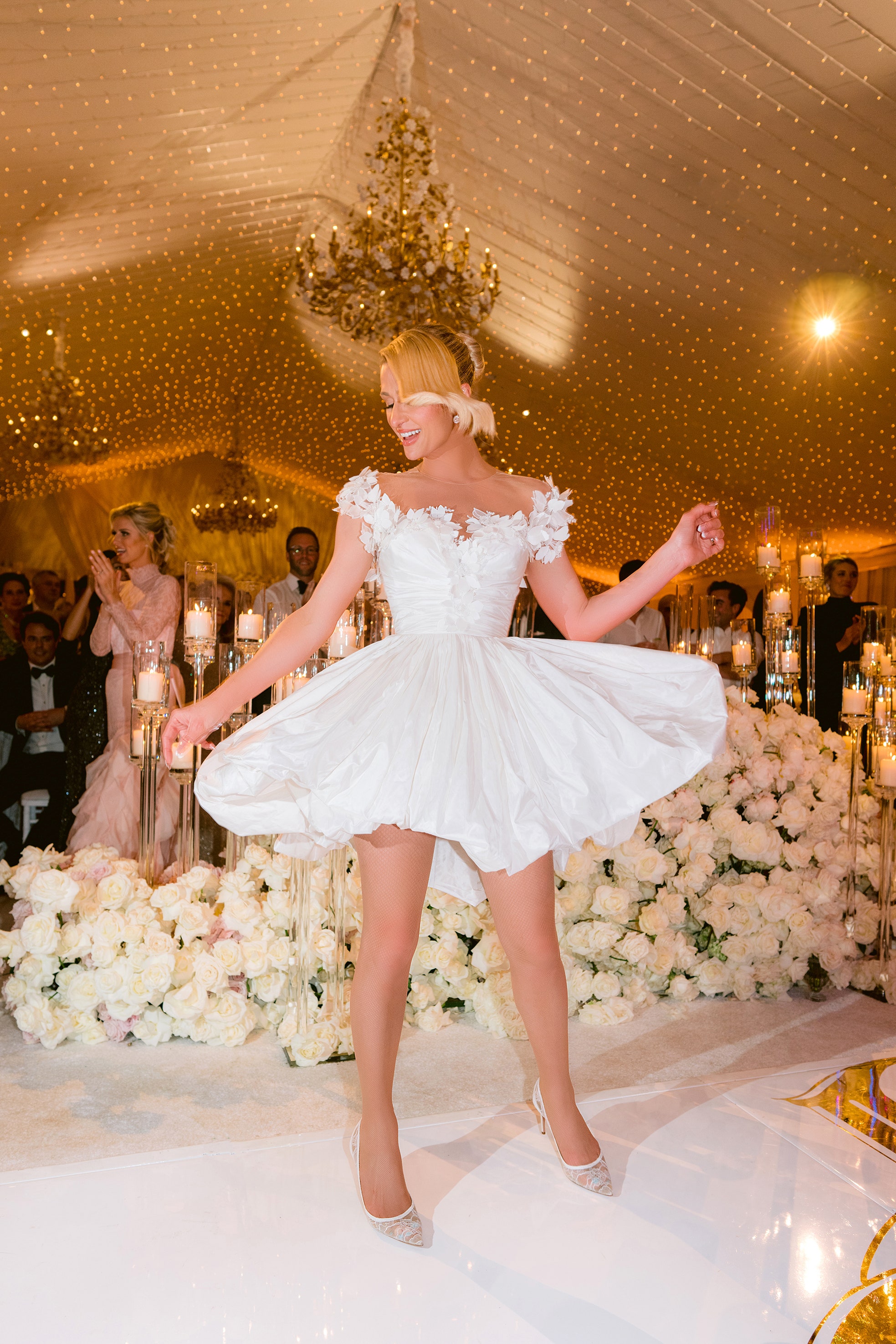 Choáng ngợp trước vẻ xa xỉ trong hôn lễ của Paris Hilton: Đẳng cấp công chúa hàng thật giá thật là đây! - ảnh 11