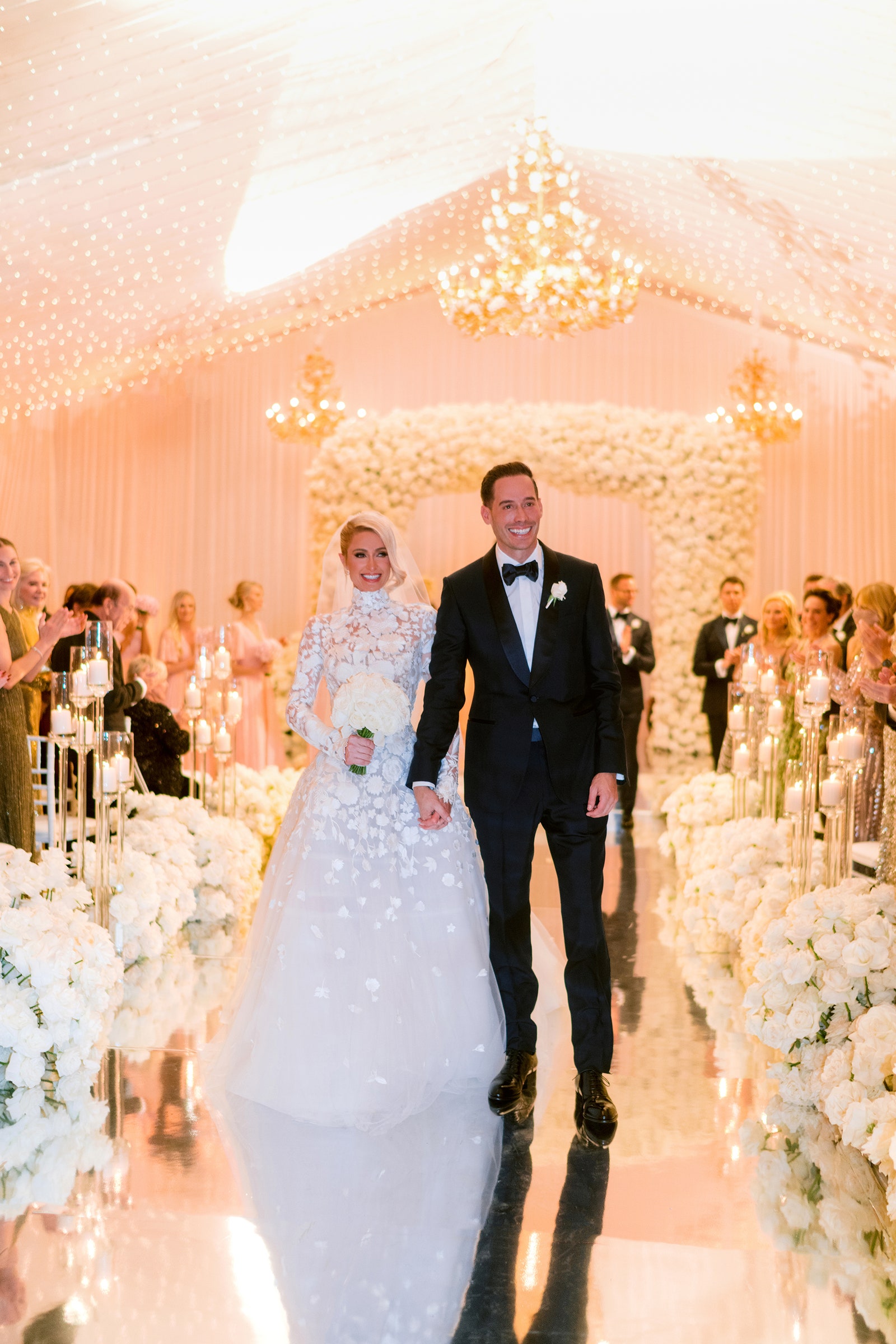 Paris Hilton và hôn phu Carter Reum bước vào lễ đường vào ngày 11/11 (theo giờ địa phương)