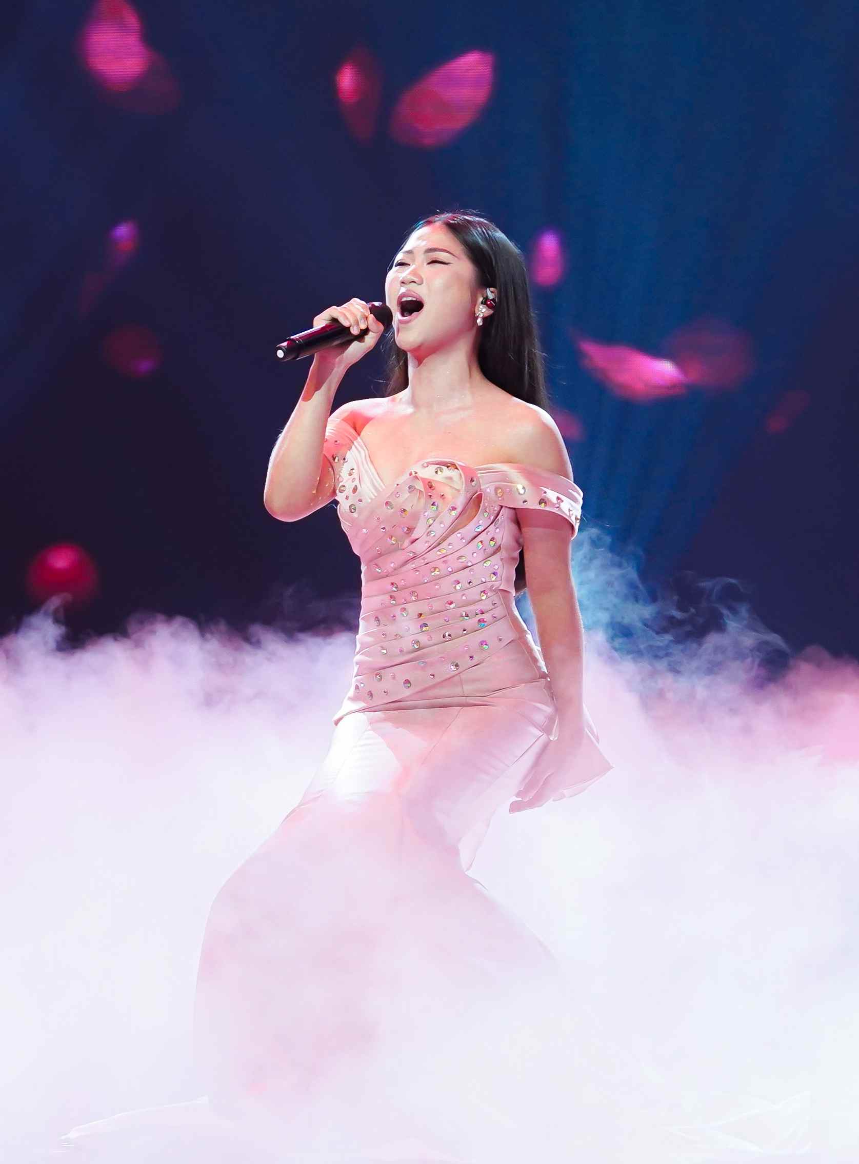 Em gái Hương Tràm bất ngờ xuất hiện tại chương trình âm nhạc có Phương Uyên làm giám khảo