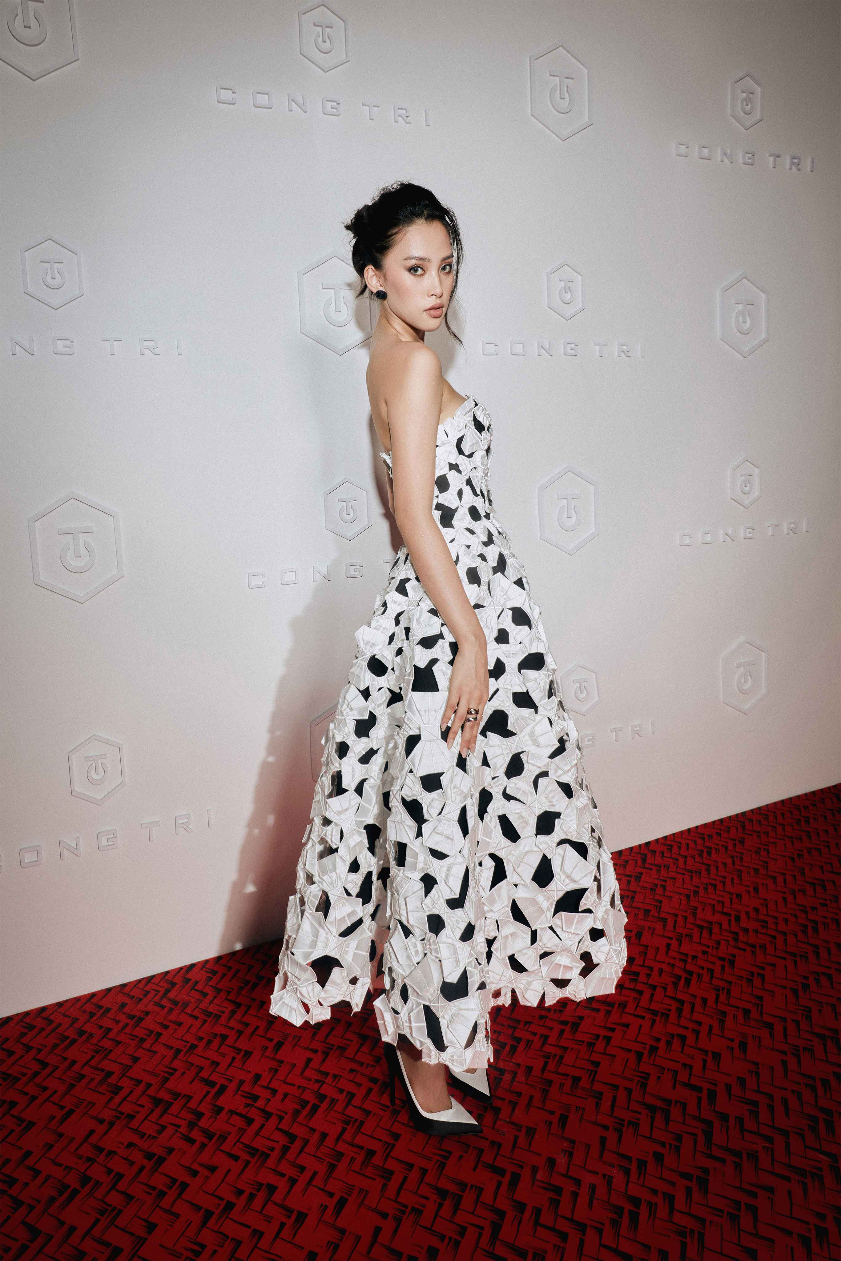 Hoa hậu Tiểu Vy, Lương Thùy Linh xuất hiện trên tạp chí Vogue Mỹ, thần thái khác lạ nhưng ấn tượng