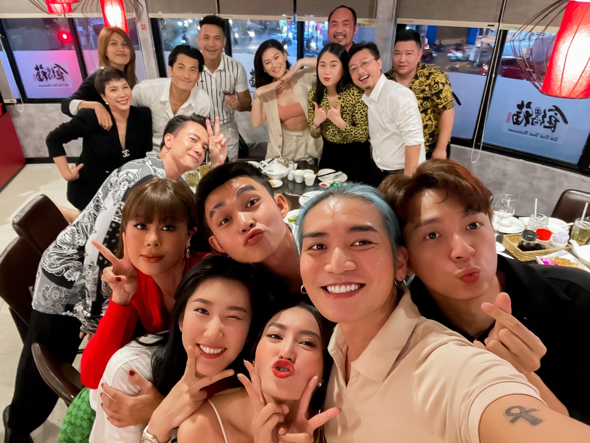 BB Trần hội ngộ dàn cast Running Man Việt Nam trong tiệc khai trương quán ăn của Ninh Dương Lan Ngọc