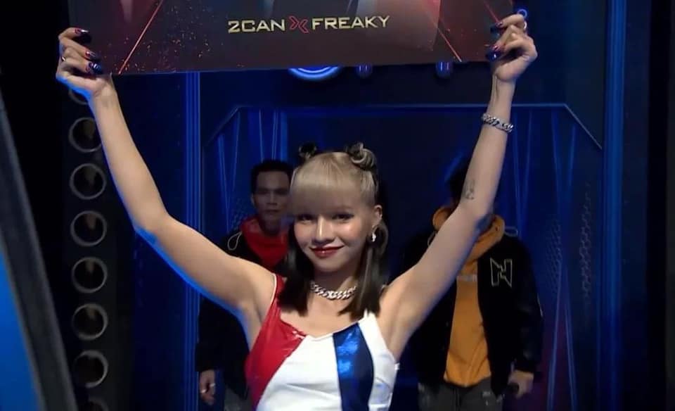9X Bùi Thảo Ly gây chú ý khi xuất hiện với vai trò hotgirl cầm bảng tên trong Rap Việt mùa 2.