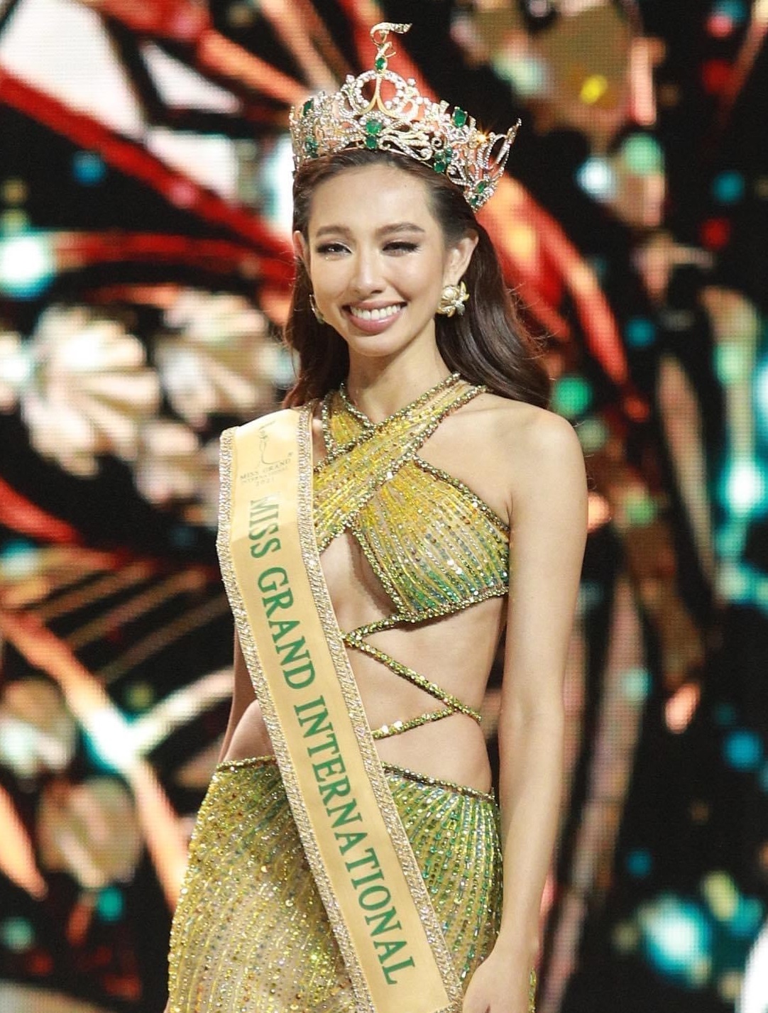 Thùy Tiên khiến ekip và tất cả người hâm mộ vỡ òa khi được xướng tên cho ngôi vị Hoa hậu Hòa bình Quốc tế 2021.