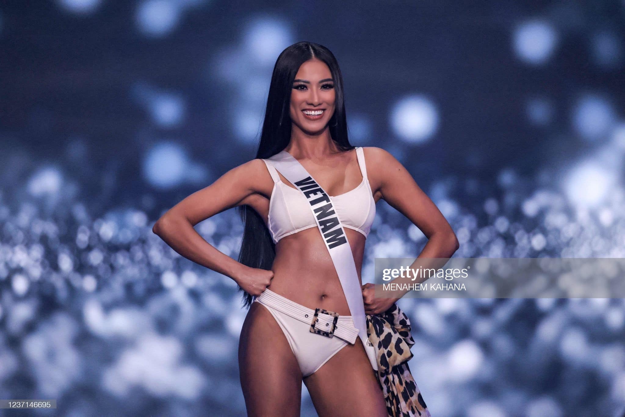 Kim Duyên tự tin sải bước ở phần thi dạ hội, bikini và Quốc phục trong bán kết Miss Universe 2021 - ảnh 1