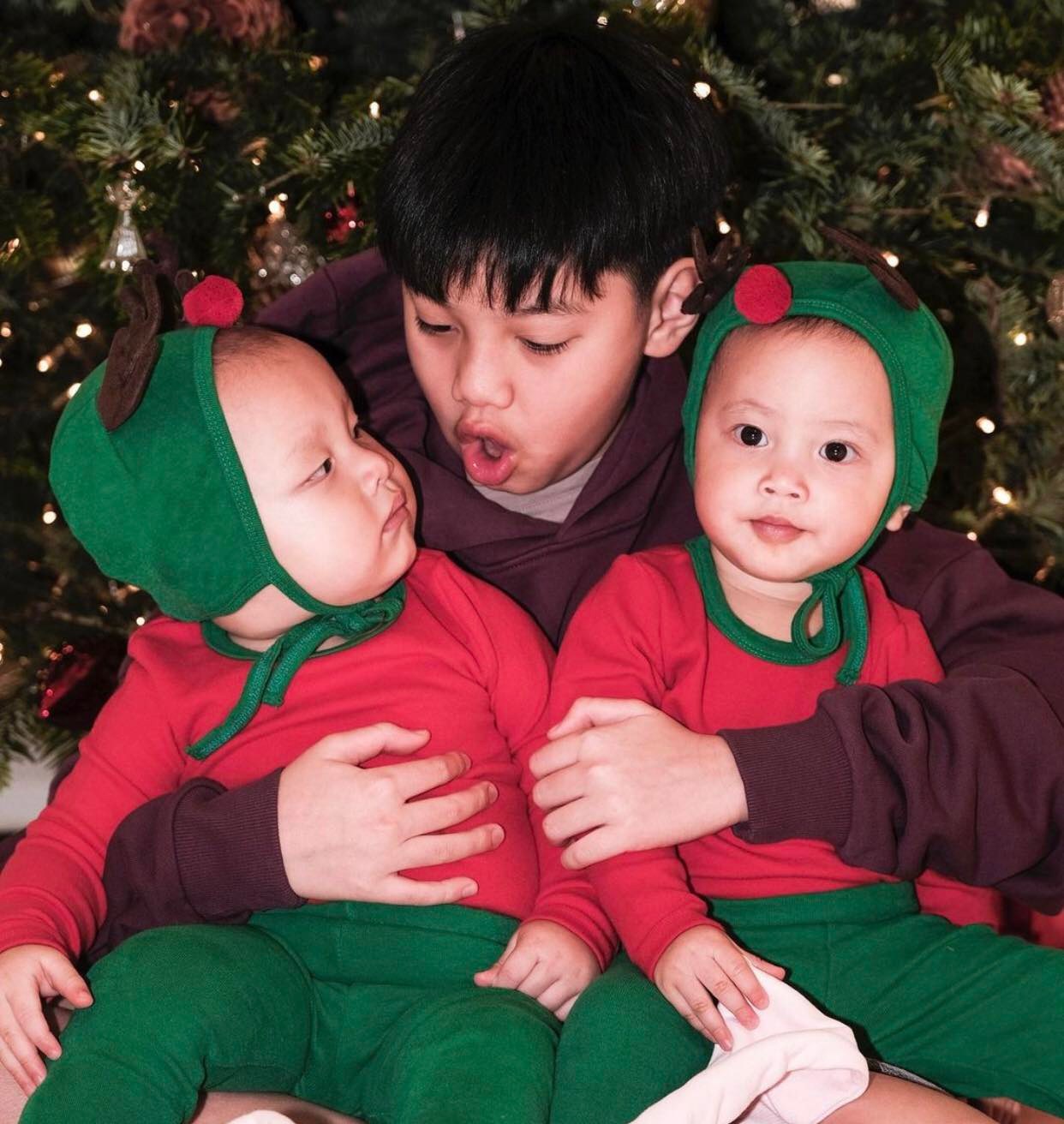 Anh trai Subeo nghịch ngợm bên hai em song sinh trong bộ ảnh Noel