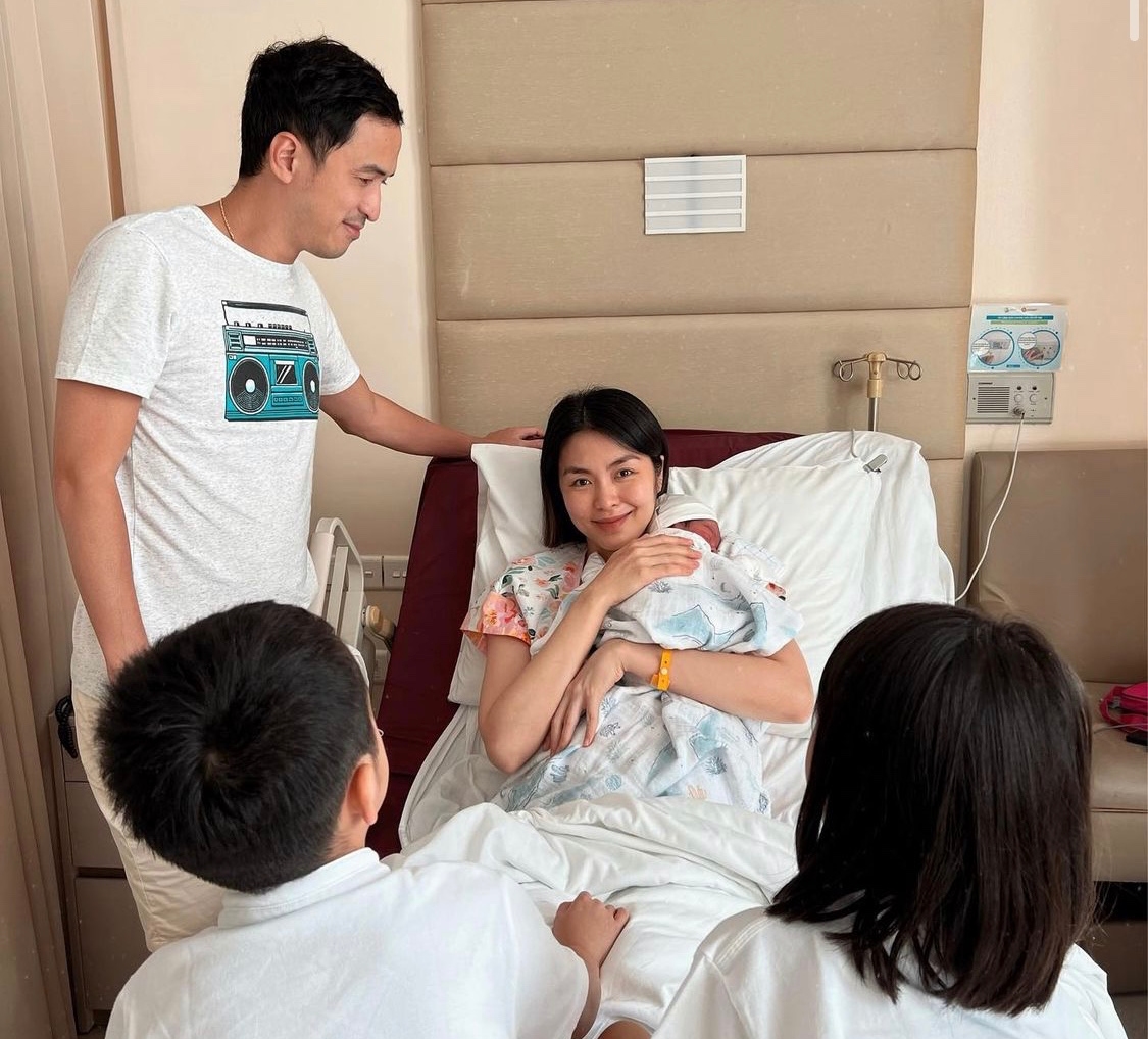 Nữ diễn viên Bỗng dưng muốn khóc ôm con trai vào lòng, chồng và hai con quây quần đón em bé.