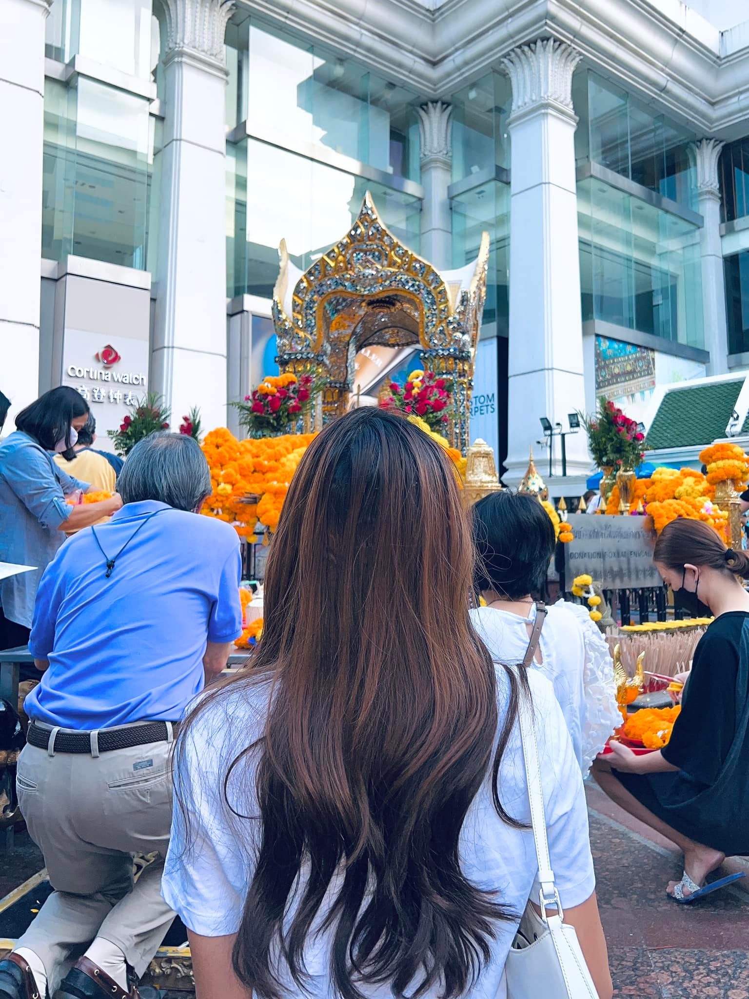 Bị bắt bẻ Giáng sinh nhưng đi chùa, Nguyễn Thúc Thùy Tiên đáp trả đúng chuẩn Hoa hậu hòa bình ...Miss Grand International chọn cách đến chùa cầu bình an, may mắn.