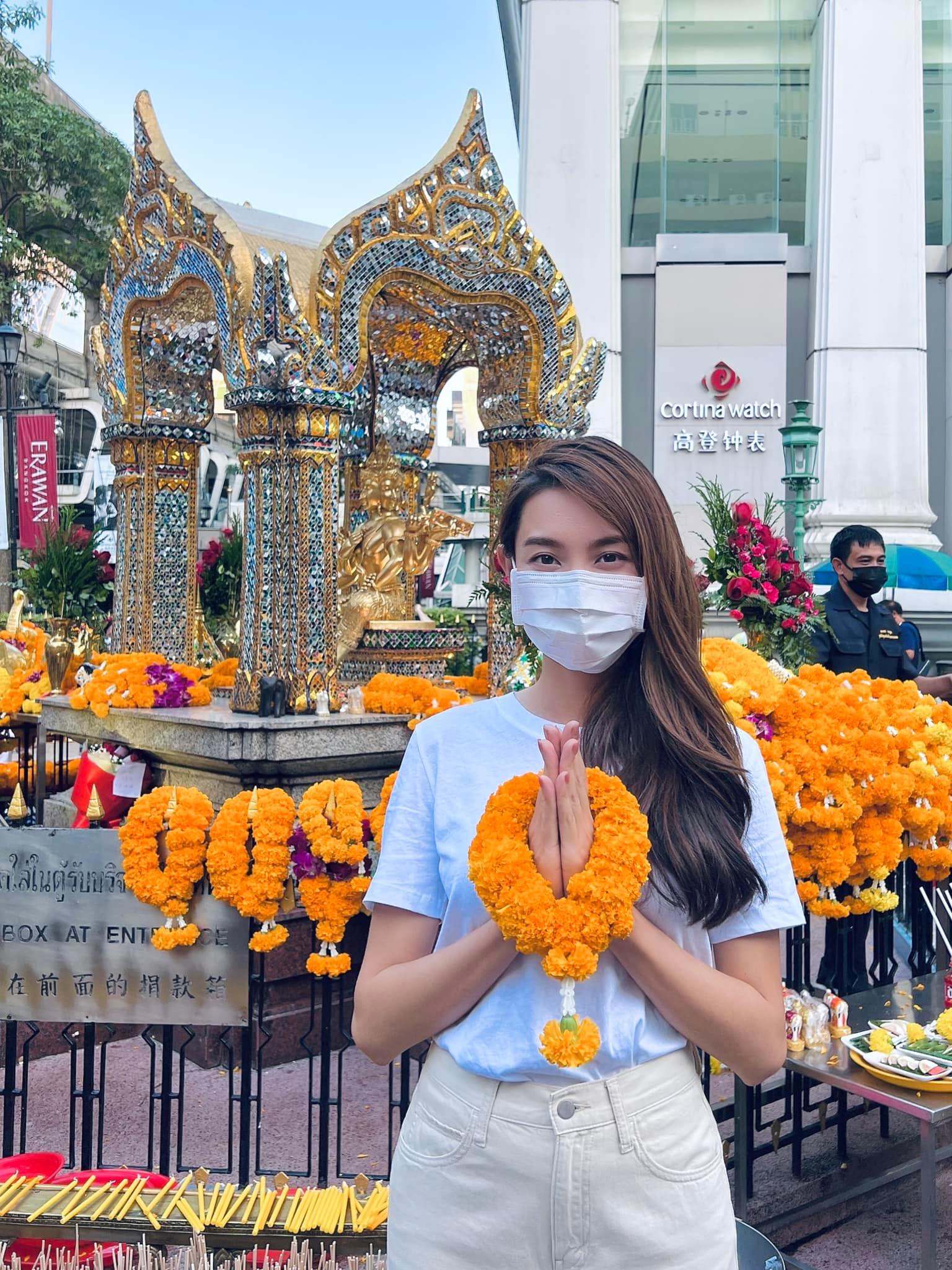 Bị bắt bẻ Giáng sinh nhưng đi chùa, Nguyễn Thúc Thùy Tiên đáp trả đúng chuẩn Hoa hậu hòa bình Đón Giáng sinh và năm mới 2022 xa nhà...