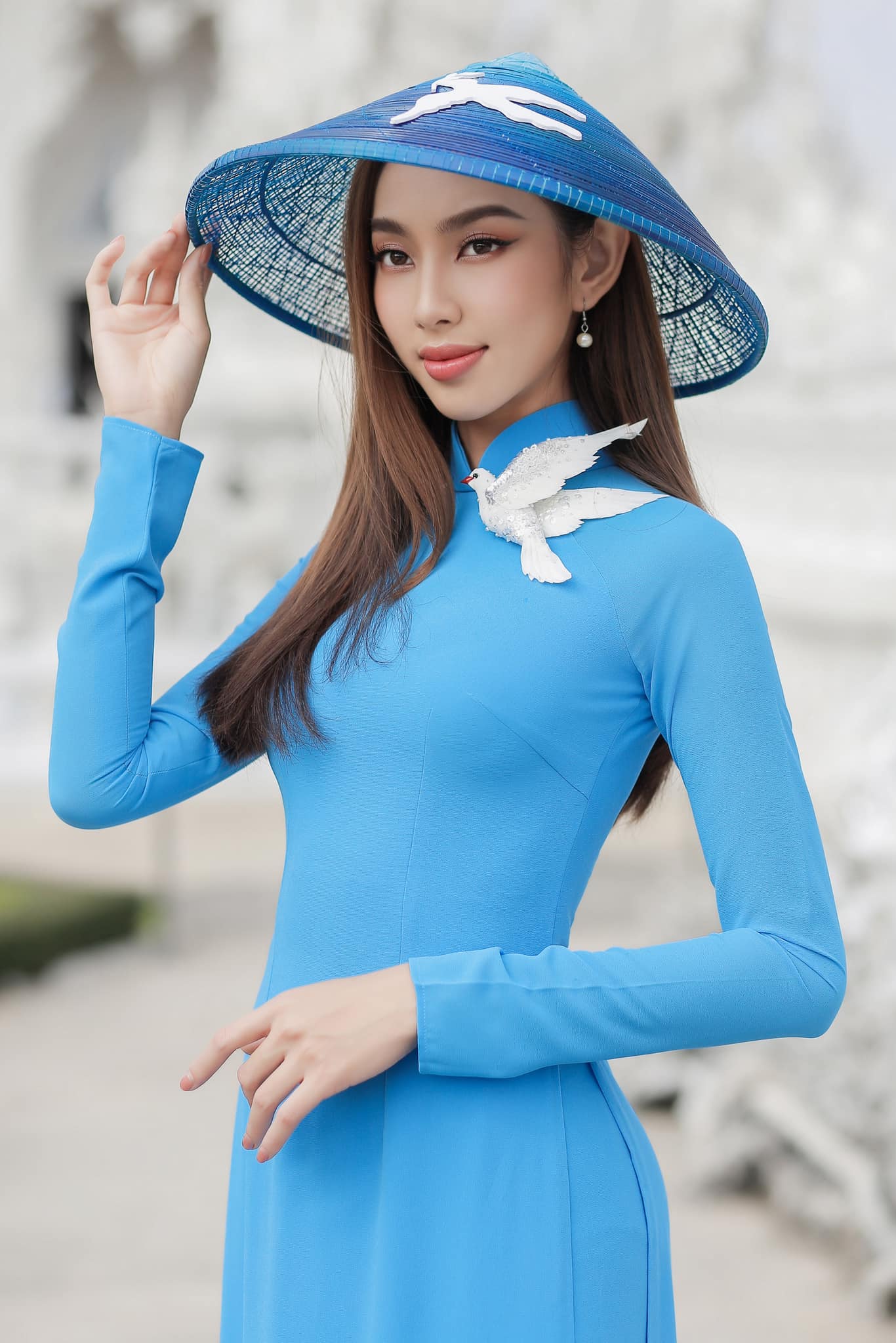 Bị bắt bẻ Giáng sinh nhưng đi chùa, Nguyễn Thúc Thùy Tiên đáp trả đúng chuẩn Hoa hậu hòa bình ... bộ trang phục với sắc xanh da trời cũng như biểu tượng chim bồ câu đều tượng trưng cho hòa bình.