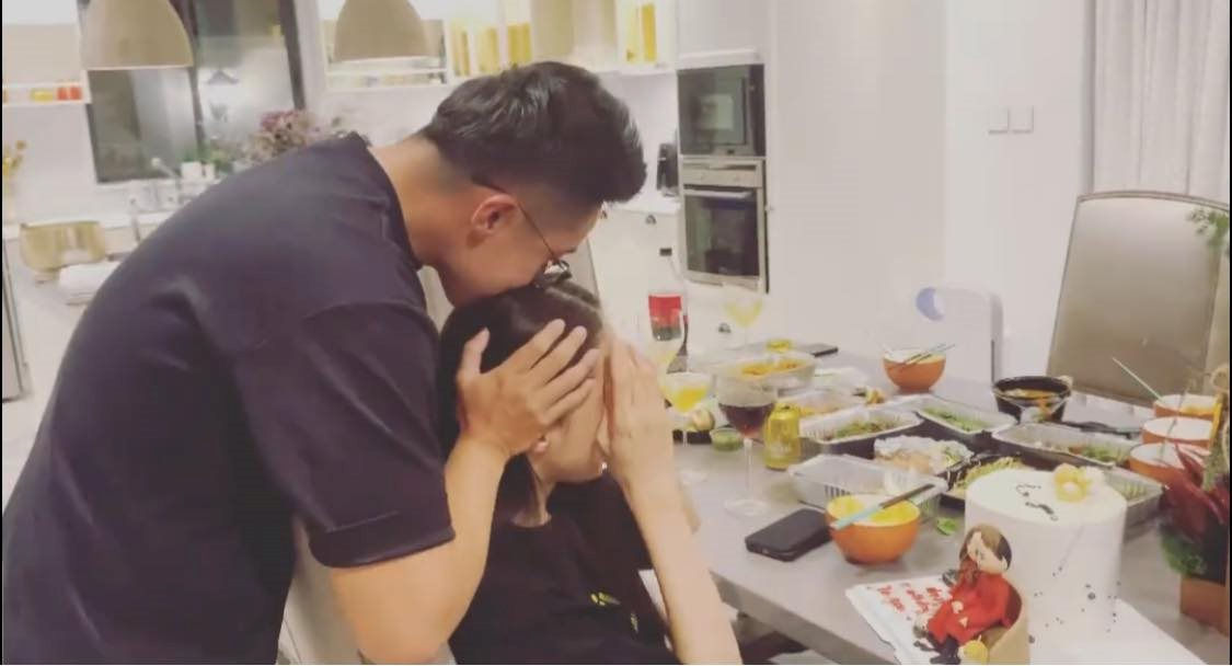 Nam CEO còn âu yếm hôn lên tóc bạn gái cực ngọt ngào trong ngày sinh nhật Hương Giang. 