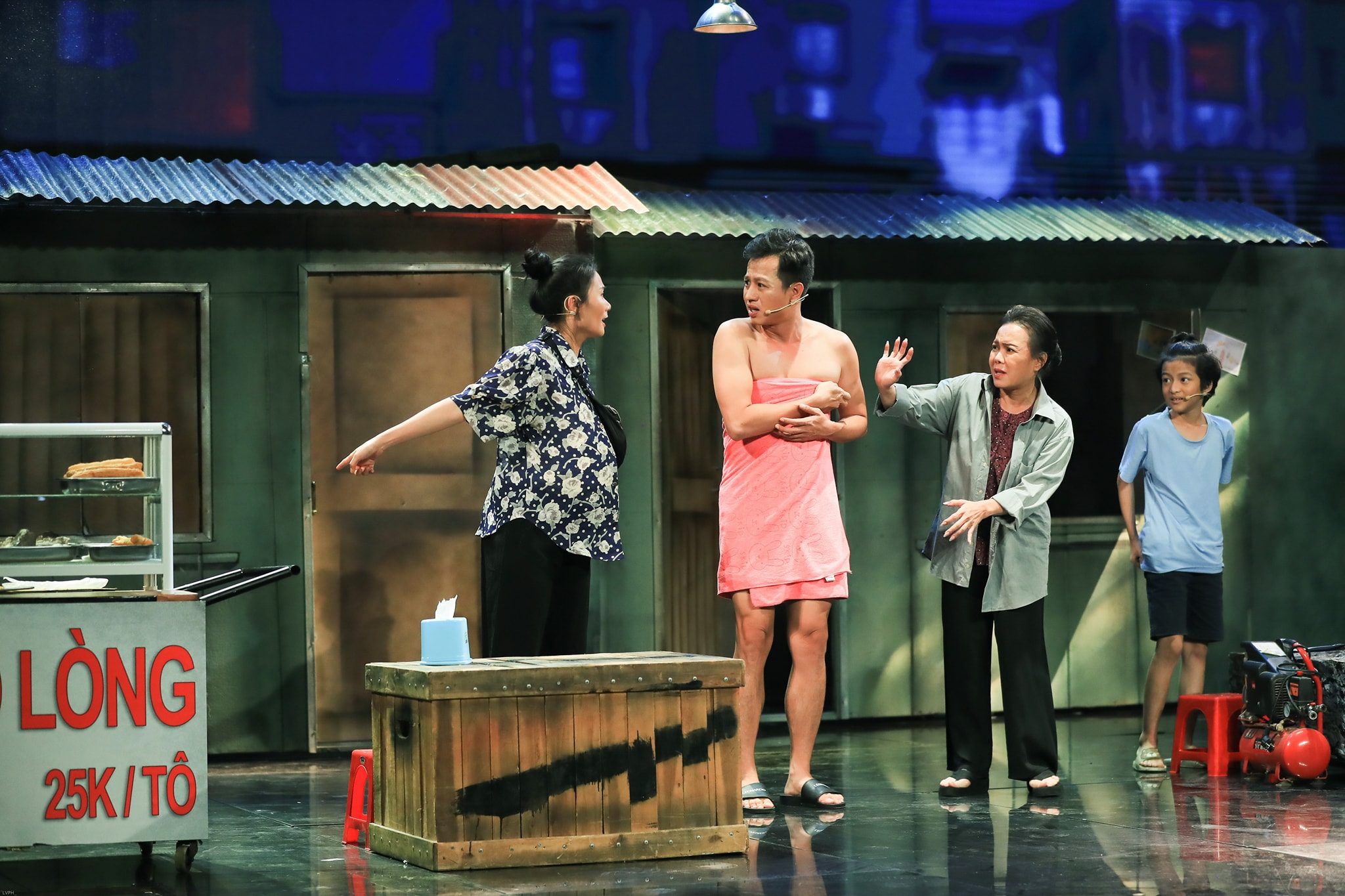 Việt Hương xúc động nhớ lại 15 năm diễn kịch sân khấu, tiết lộ sức khỏe hiện tại không tốt - ảnh 8