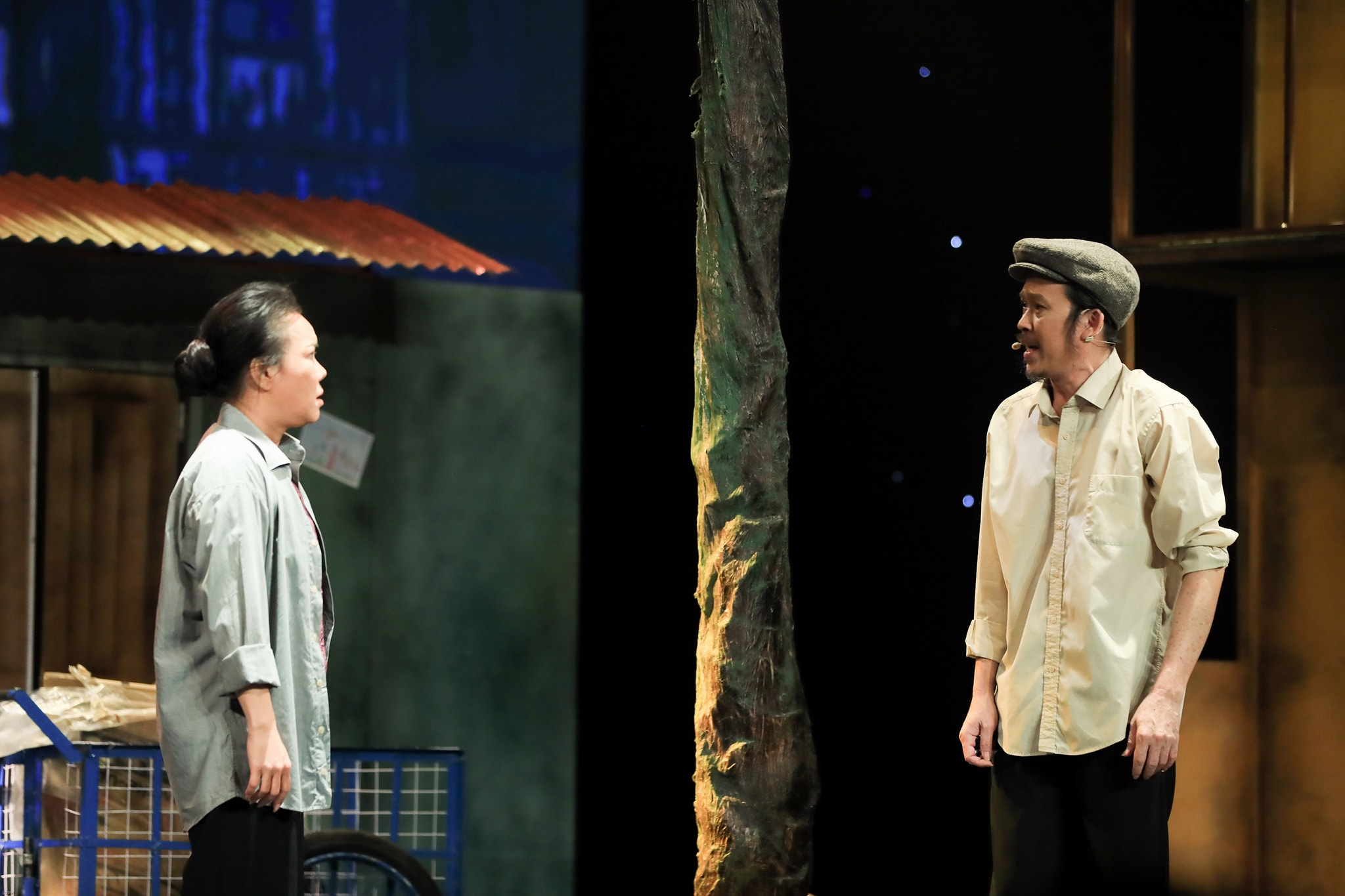 Trong vở diễn 'Lạc giữa biển người', NS Hoài Linh vào vai ông chủ trọ tốt bụng...