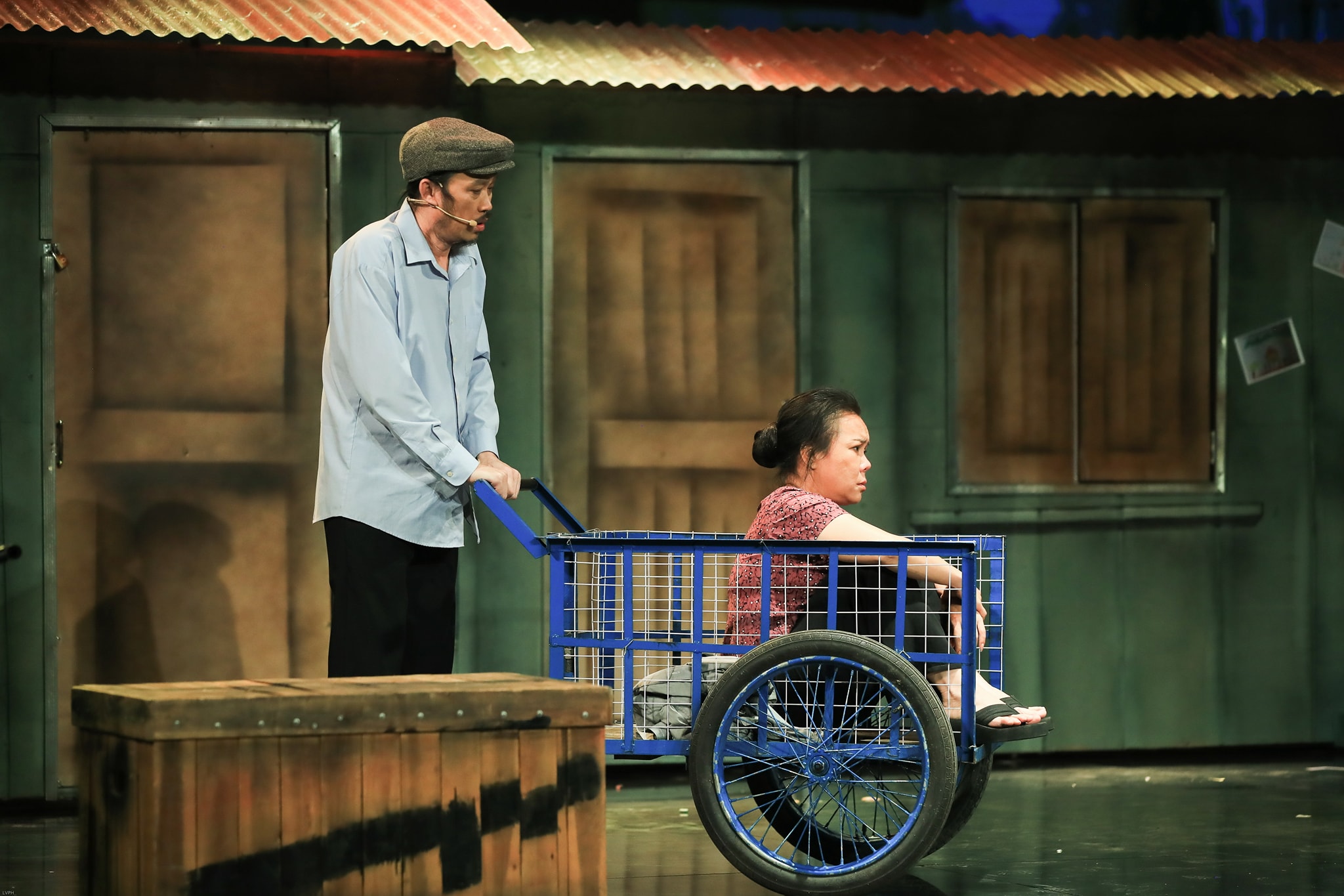 Việt Hương xúc động nhớ lại 15 năm diễn kịch sân khấu, tiết lộ sức khỏe hiện tại không tốt - ảnh 9