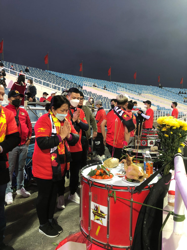 Góc tâm linh: CĐV cúng thịt gà, bánh chưng trên Mỹ Đình, đội tuyển Việt Nam thắng luôn Trung Quốc