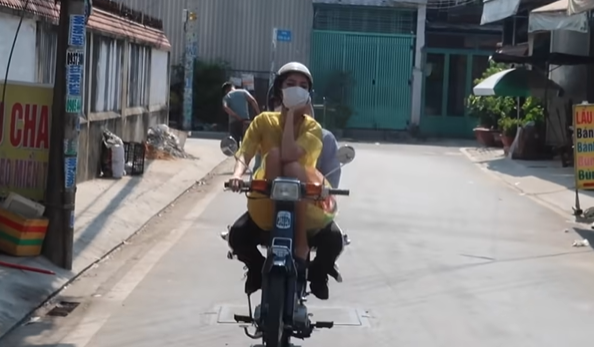 Team qua đường bắt trọn cảnh Minh Tú cầm lái chạy xe máy trên phố ngày Tết, bạn trai ngoại quốc đâu rồi?