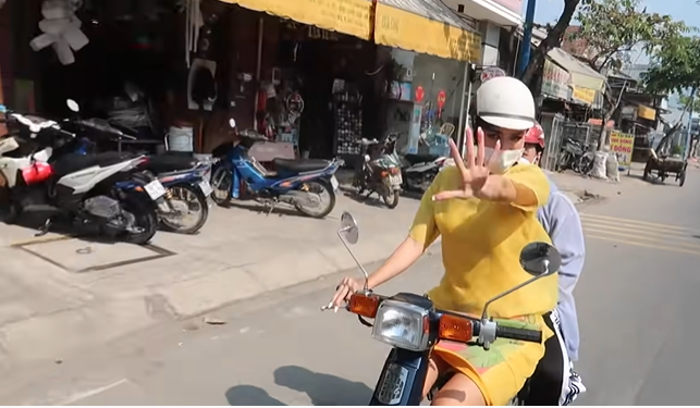 Team qua đường bắt trọn cảnh Minh Tú cầm lái chạy xe máy trên phố ngày Tết, bạn trai ngoại quốc đâu rồi?