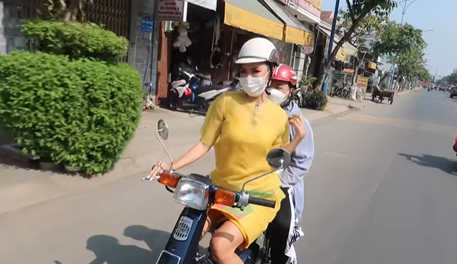 Team qua đường bắt trọn cảnh Minh Tú cầm lái chạy xe máy trên phố ngày Tết, bạn trai ngoại quốc đâu rồi? Team qua đường bắt trọn cảnh Minh Tú cầm lái chạy xe máy trên phố ngày Tết, bạn trai ngoại quốc đâu rồi?