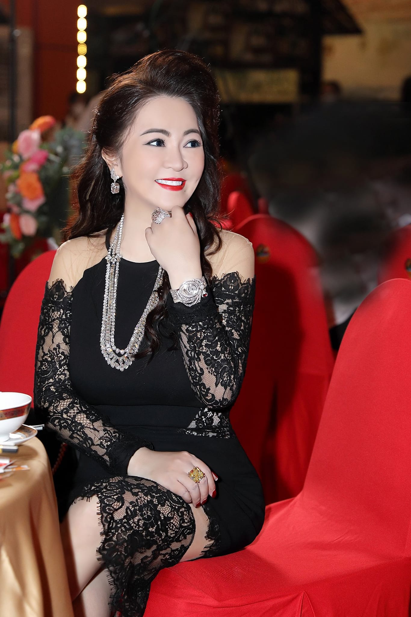 Năm mới Vy Oanh thông báo mở loạt công ty riêng, tự tin sẽ thắng kiện bà Phương Hằng 101%