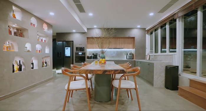 Ninh Dương Lan Ngọc tiết lộ Ngô Kiến Huy vừa tậu căn penhouse giá khủng lên tới 22 tỷ? Cách đây không lâu Ngô Kiến Huy công khai khoe khéo mọi ngóc ngách trong căn hộ triệu đô mới tậu đầy sang trọng, tiện nghi...