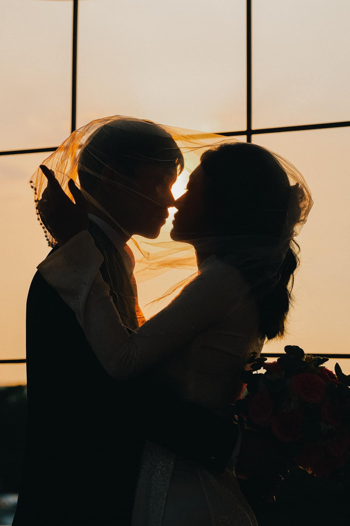 Valentine đến gần, sao Việt bất ngờ đăng ảnh kết hôn khiến dân mạng “mếu máo”: Này là cưới thật hay quay MV?