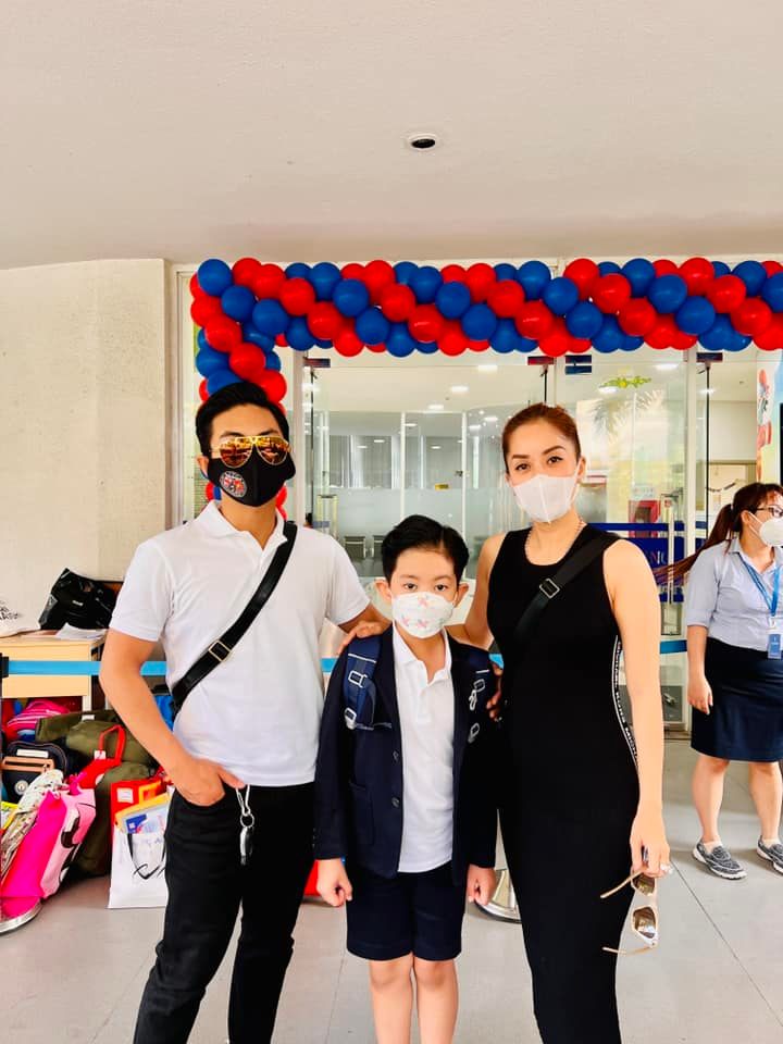 Vợ chồng Khánh Thi - Phan Hiển xúc động khoảnh khắc đưa con đến trường sau kỳ nghỉ hàng tháng trời