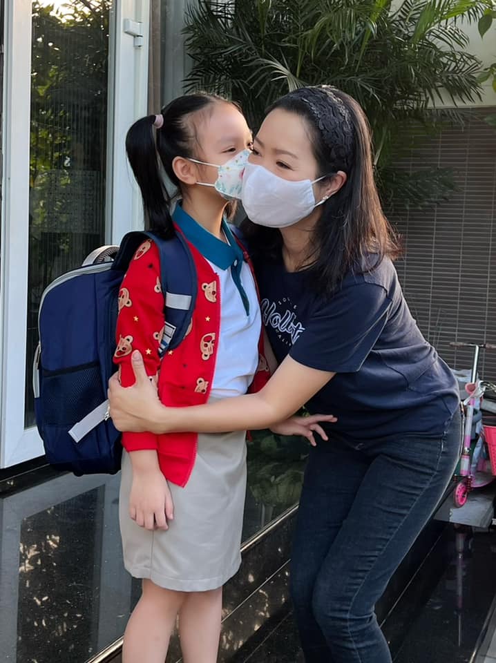 Sao Việt đưa con đến trường: Quý tử Hà Hồ, Khánh Thi bảnh trai, Vy Oanh 'quay xe' hài hước - ảnh 11
